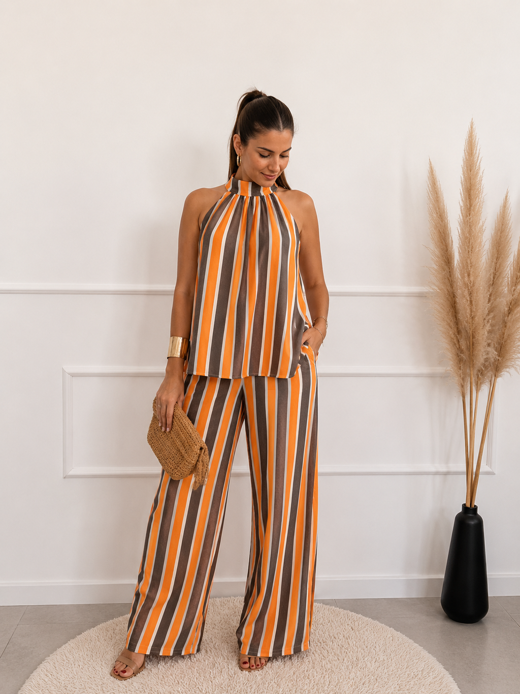 Modelo con el Conjunto Bali de rayas rosa y marrón, top halter y pantalón ancho, vista de frente