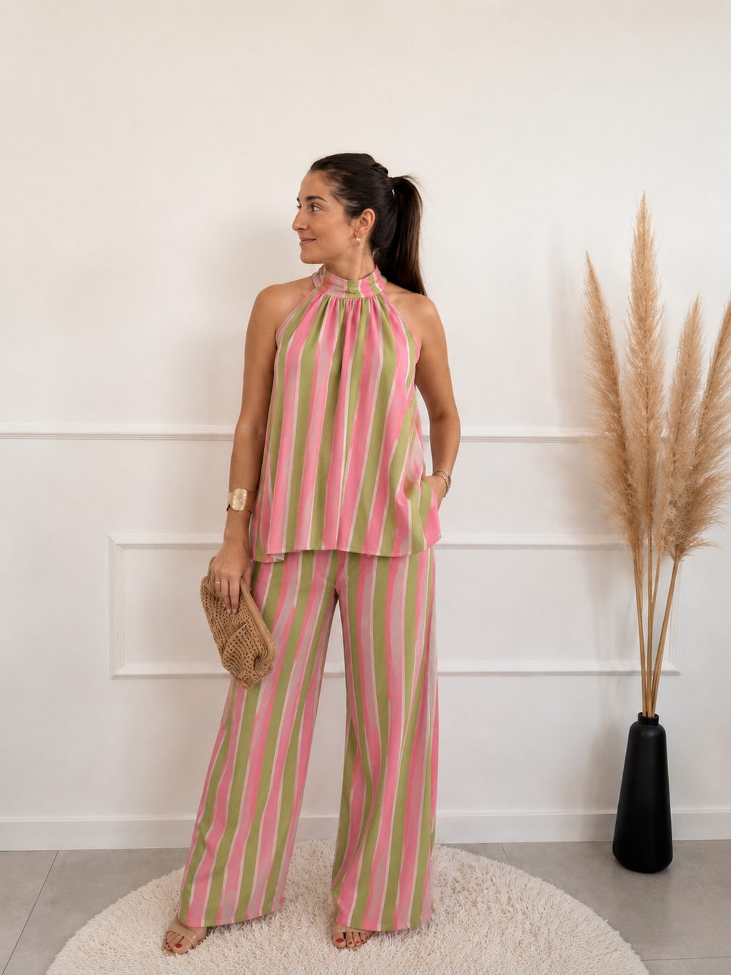 Modelo con el Conjunto Bali de rayas rosa y verde, top halter y pantalón ancho, vista de frente