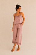 Modelo con el Conjunto lino Aura rosa apagado - detalle y estilo