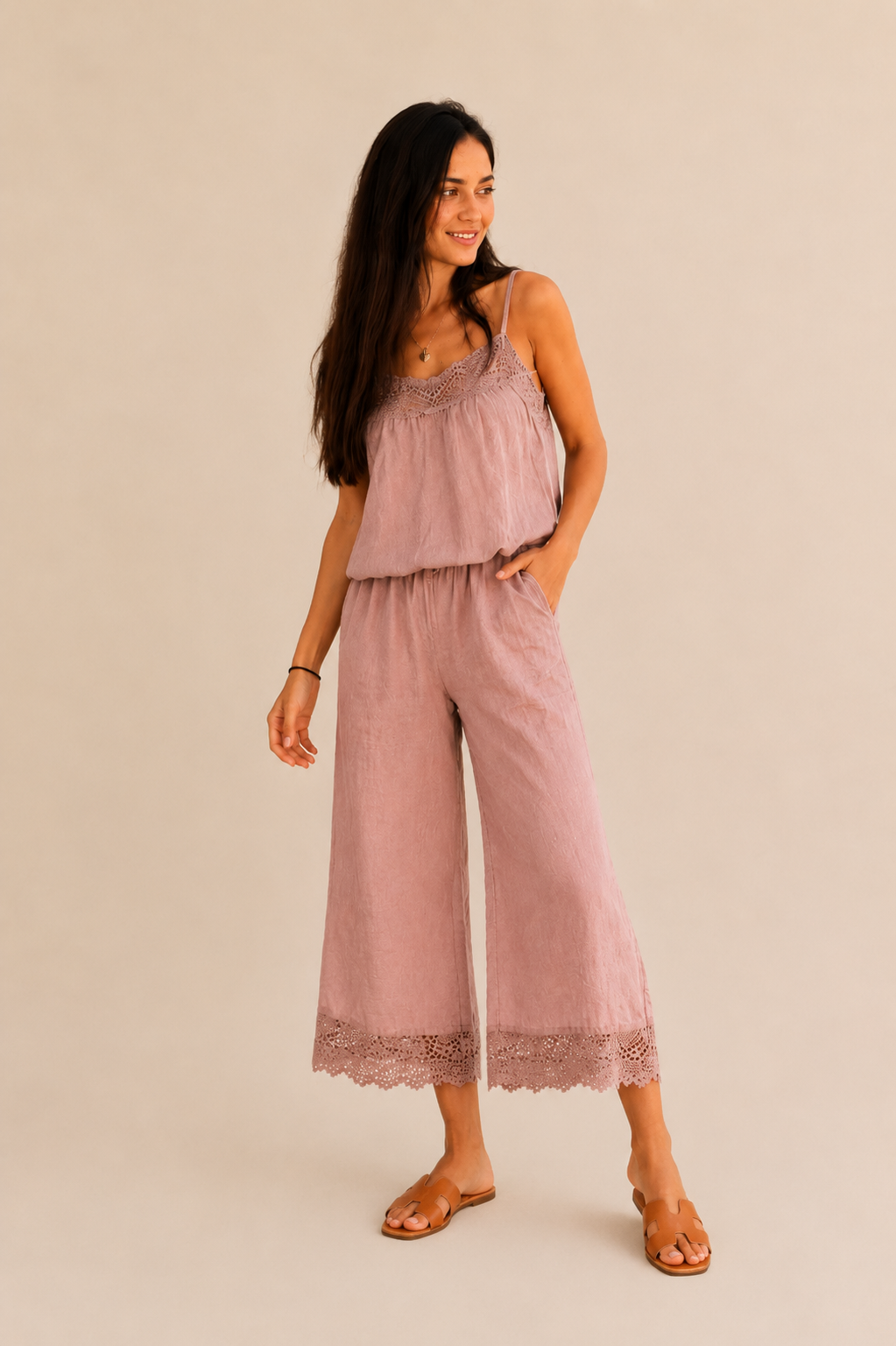 Modelo con el Conjunto lino Aura rosa apagado - detalle y estilo