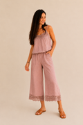 Modelo con el Conjunto lino Aura rosa apagado - detalle y estilo