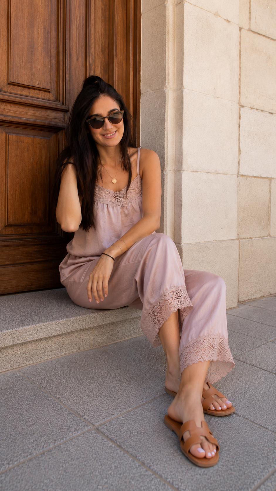 Modelo con el Conjunto lino Aura rosa apagado - detalle y estilo