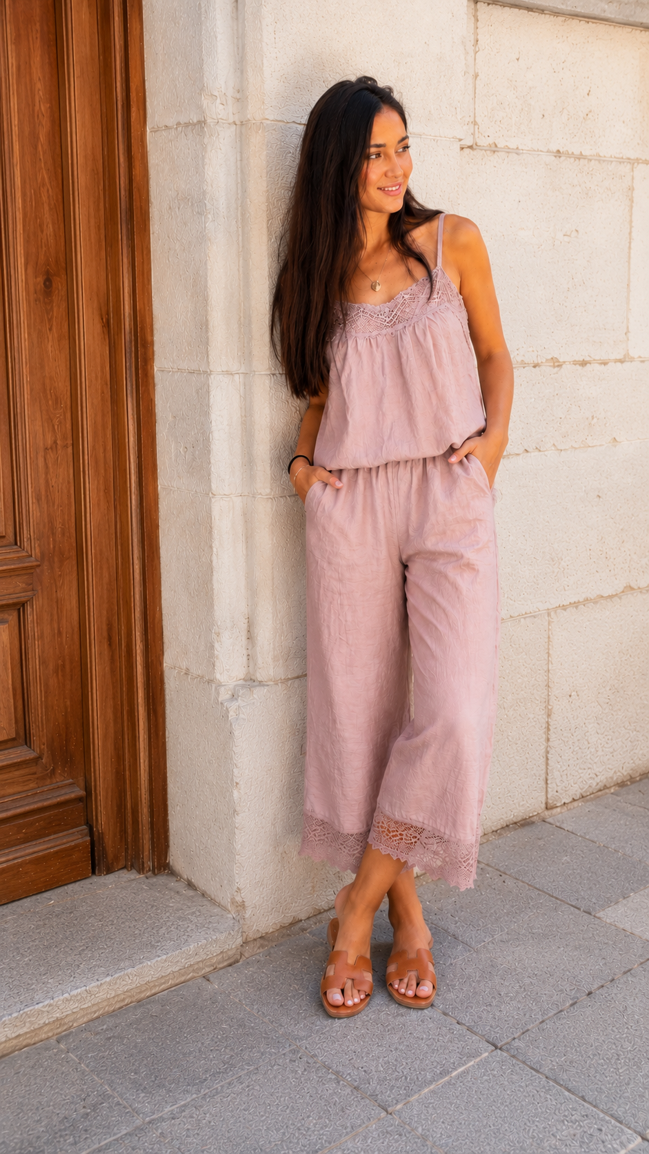 Modelo con el Conjunto lino Aura rosa apagado - look completo