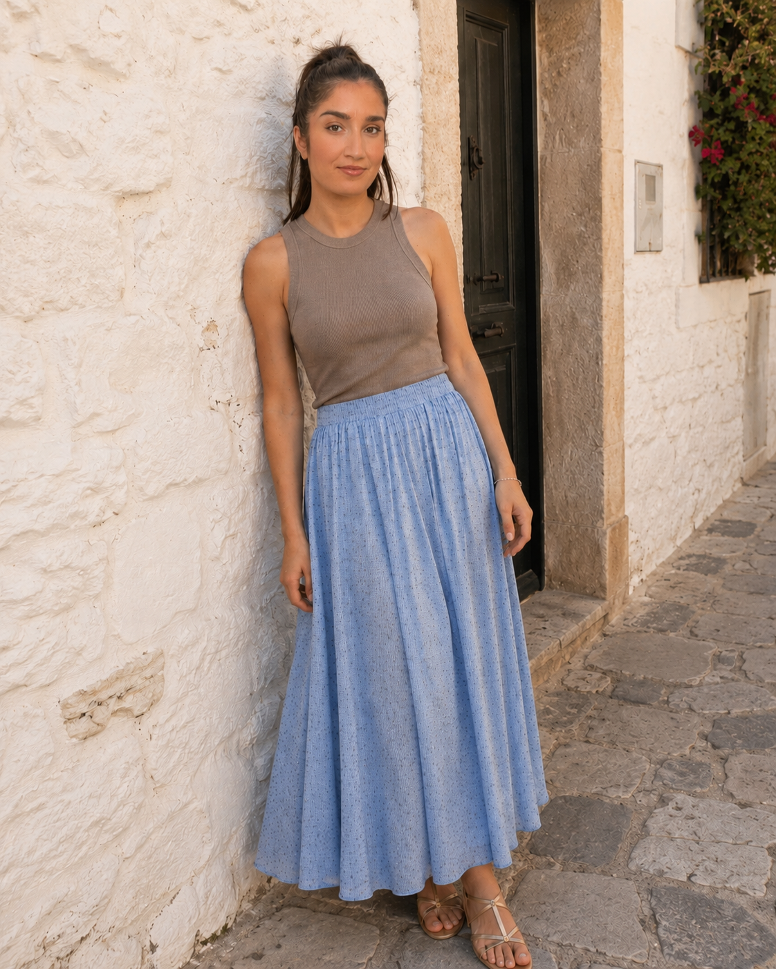 Modelo vistiendo el Top Punto Azura taupe, look elegante y versátil