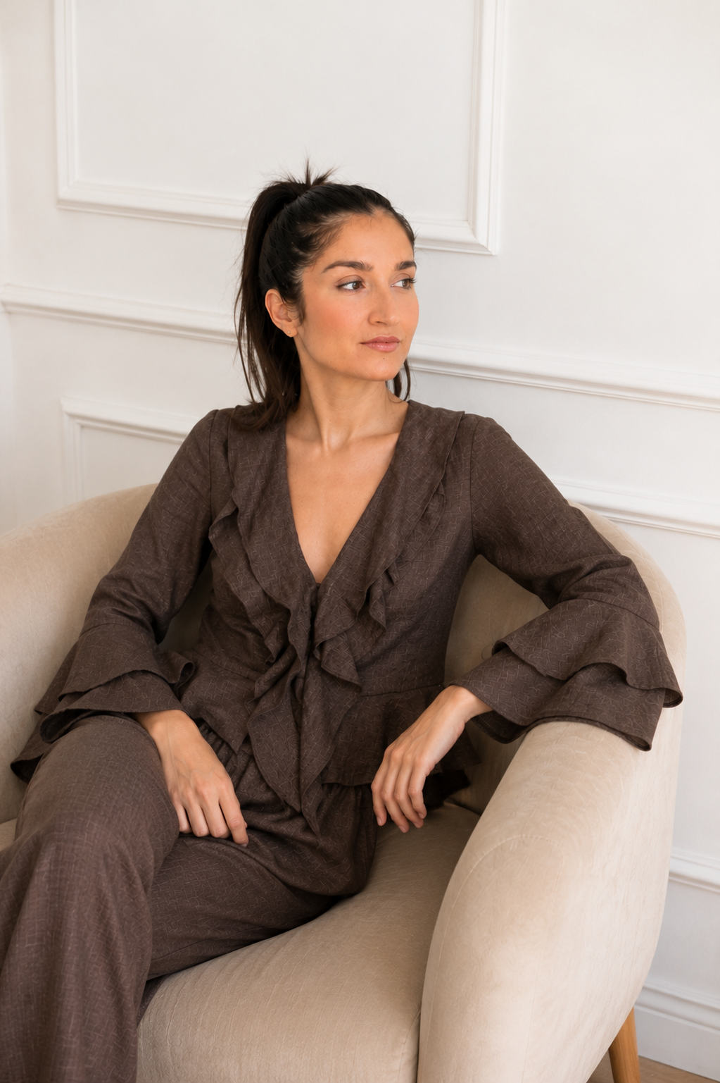 Modelo con el conjunto lino 100% chocolate - look completo