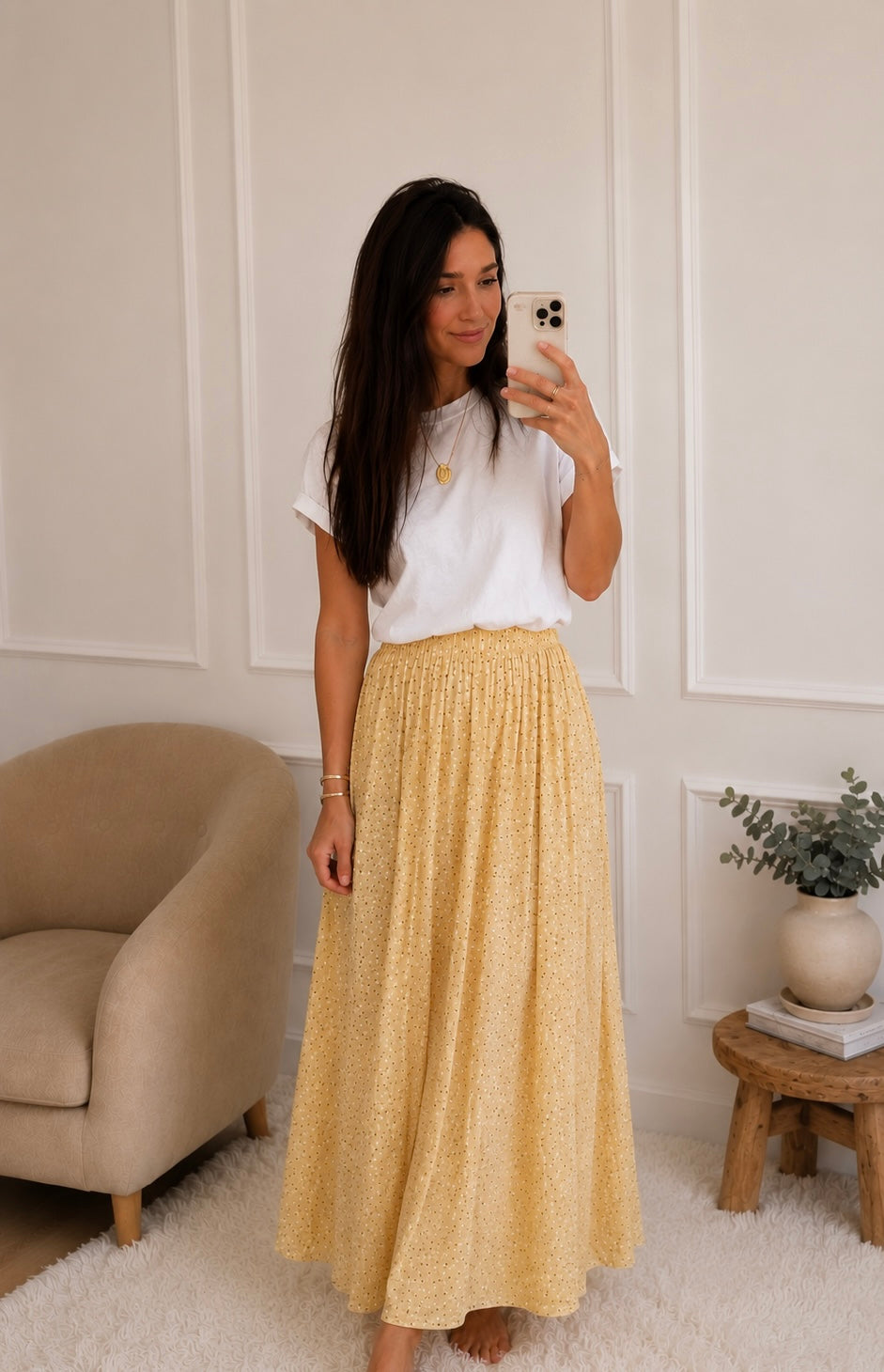 Modelo con falda de lunares alma amarilla de toritos
