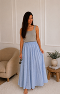 Modelo con falda de lunares alma azul de toritos