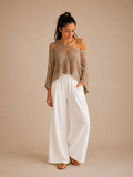 Modelo con jersey de punto calado beige oversize