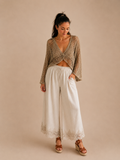 Modelo con jersey de punto calado beige oversize, look natural