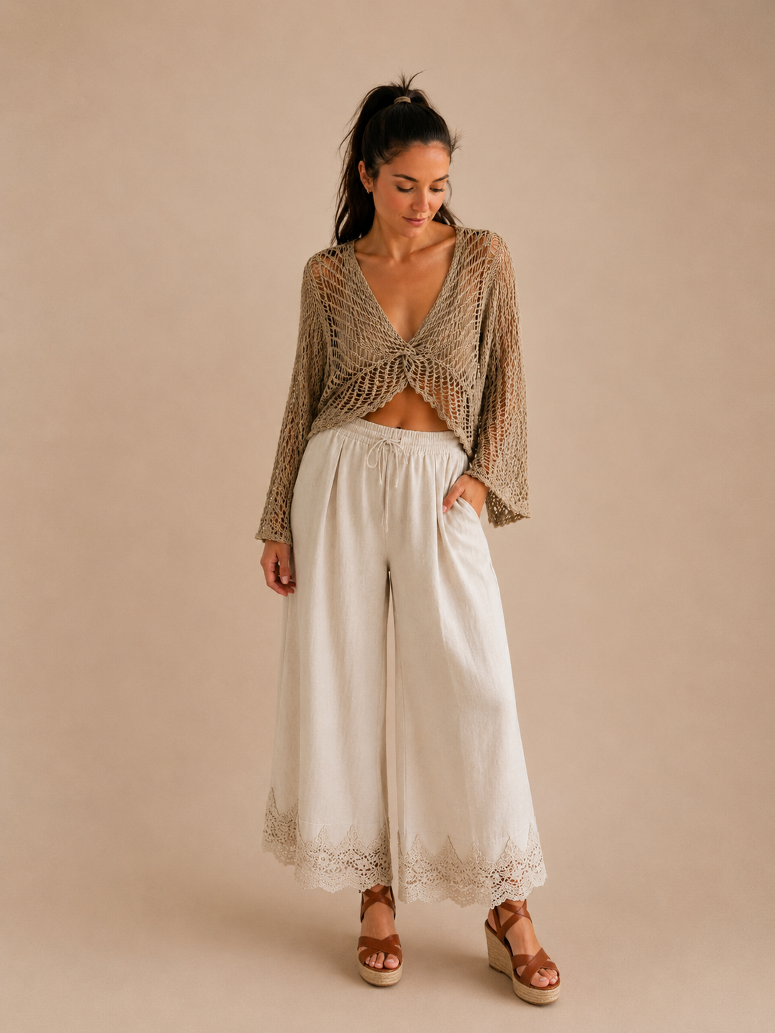 Modelo con jersey de punto calado beige oversize, look natural