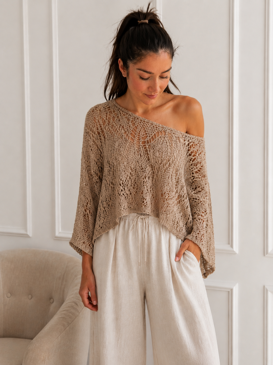 Modelo con jersey de punto calado beige oversize, look natural y bohemio