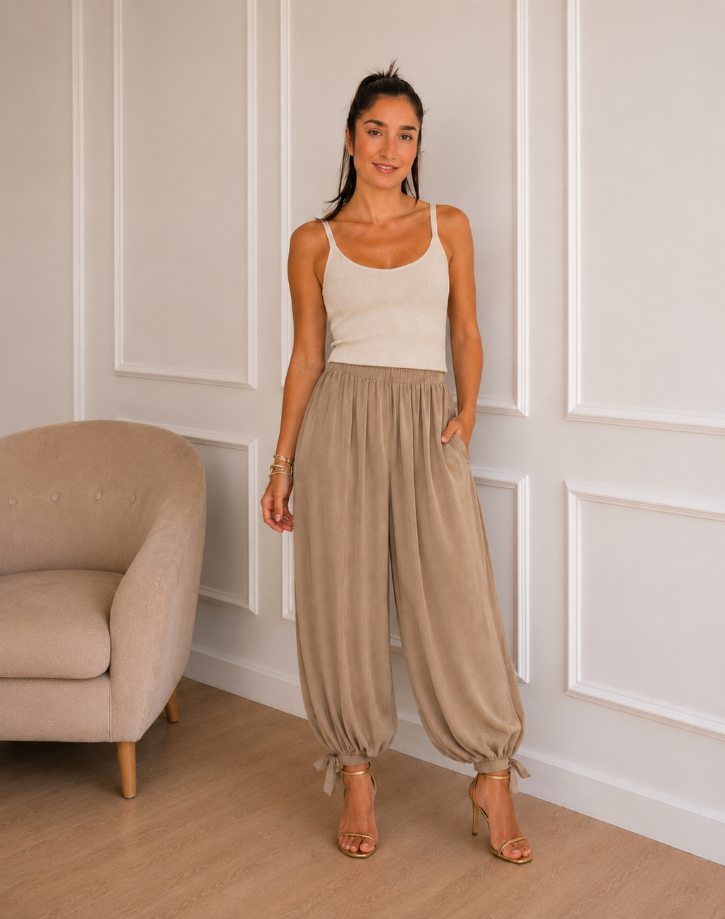 Modelo con pantalón bombacho satinado lazada camel, vista frontal, talla única