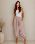 Modelo con pantalón bombacho satinado lazada rosa, vista frontal, talla única