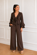 Modelo con pantalón lino 100% Calma chocolate - look completo