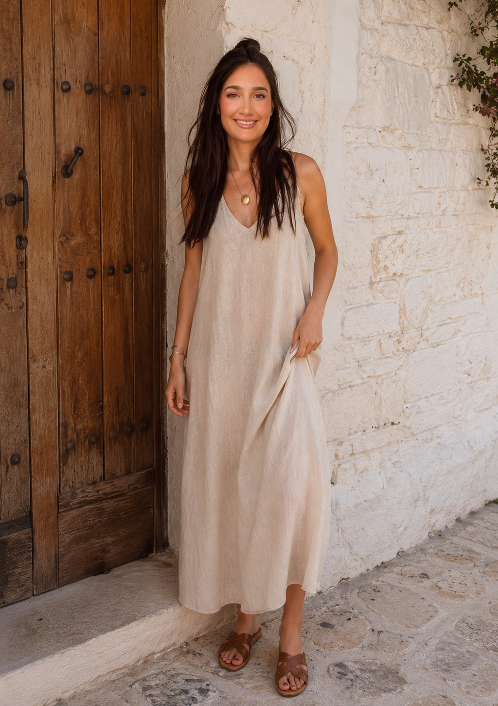 Modelo con vestido lino 100% Brisa beige - look completo