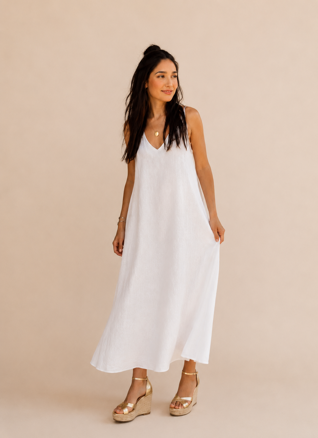 Modelo con vestido lino 100% Brisa blanco 