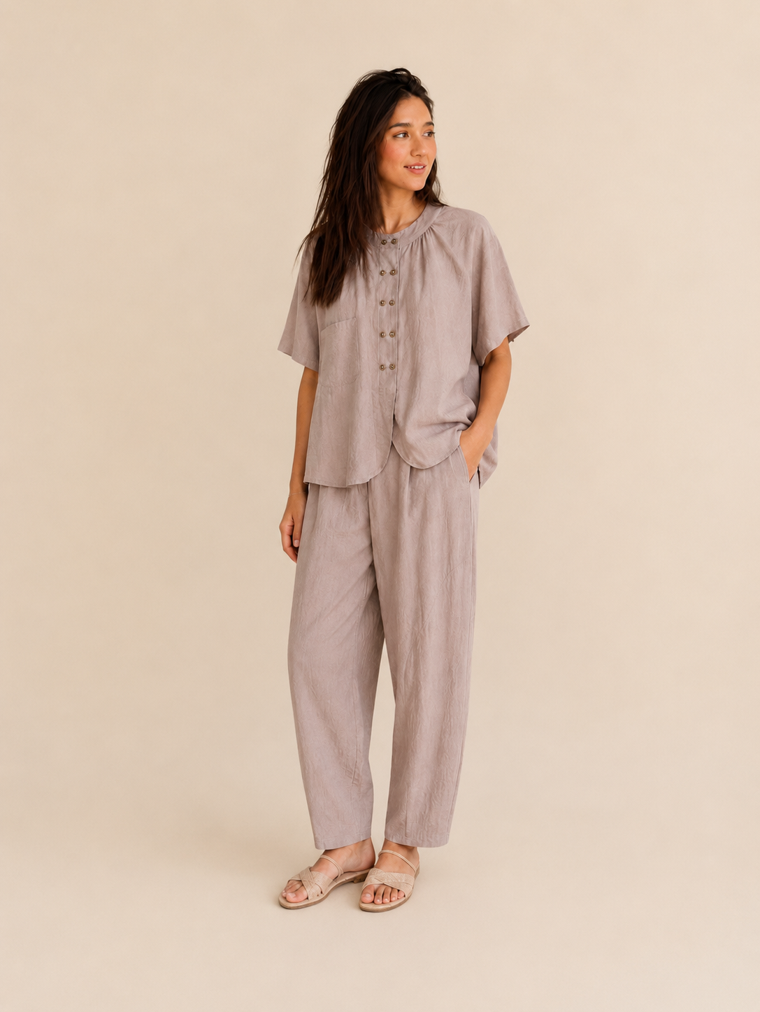 Modelo vistiendo el Conjunto Akira Taupe en tejido Tencel-Lino, look elegante y natural 