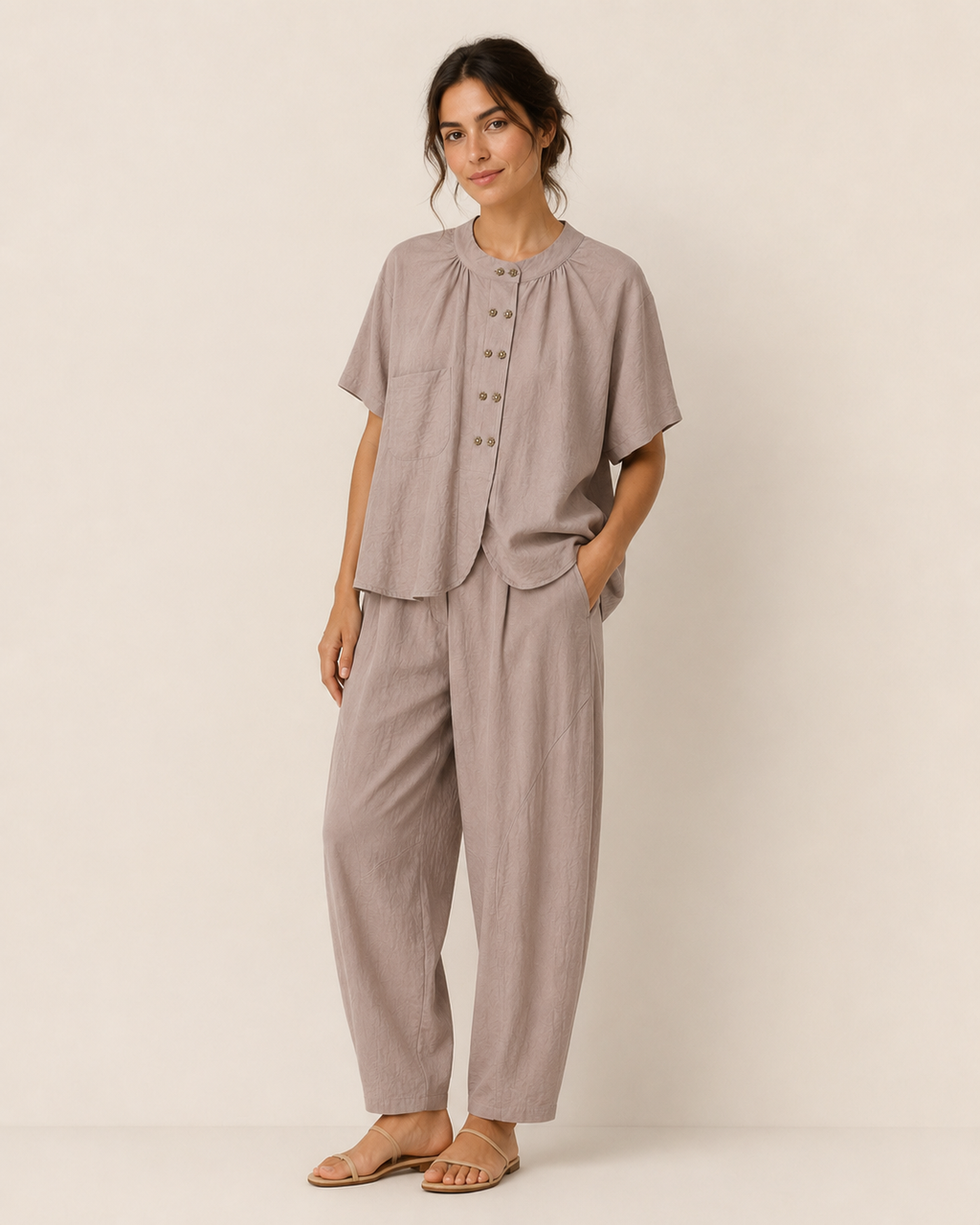 Modelo vistiendo el Conjunto Akira Taupe en tejido Tencel-Lino, look elegante y natural en tono taupe