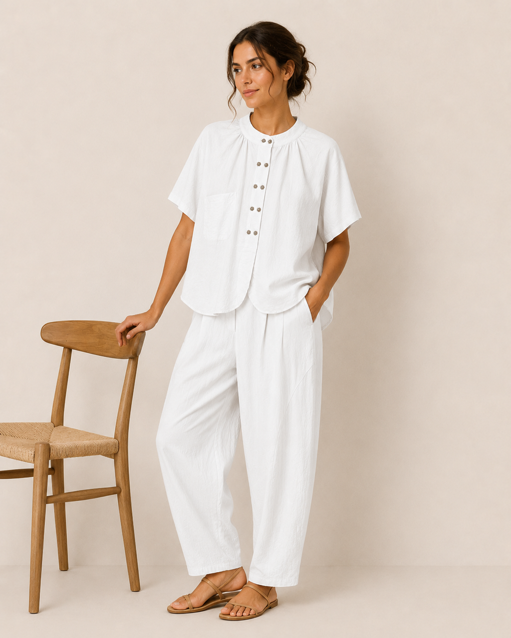 Modelo vistiendo el Conjunto Akira blanco  en tejido Tencel-Lino, look elegante y natural en tono taupe
