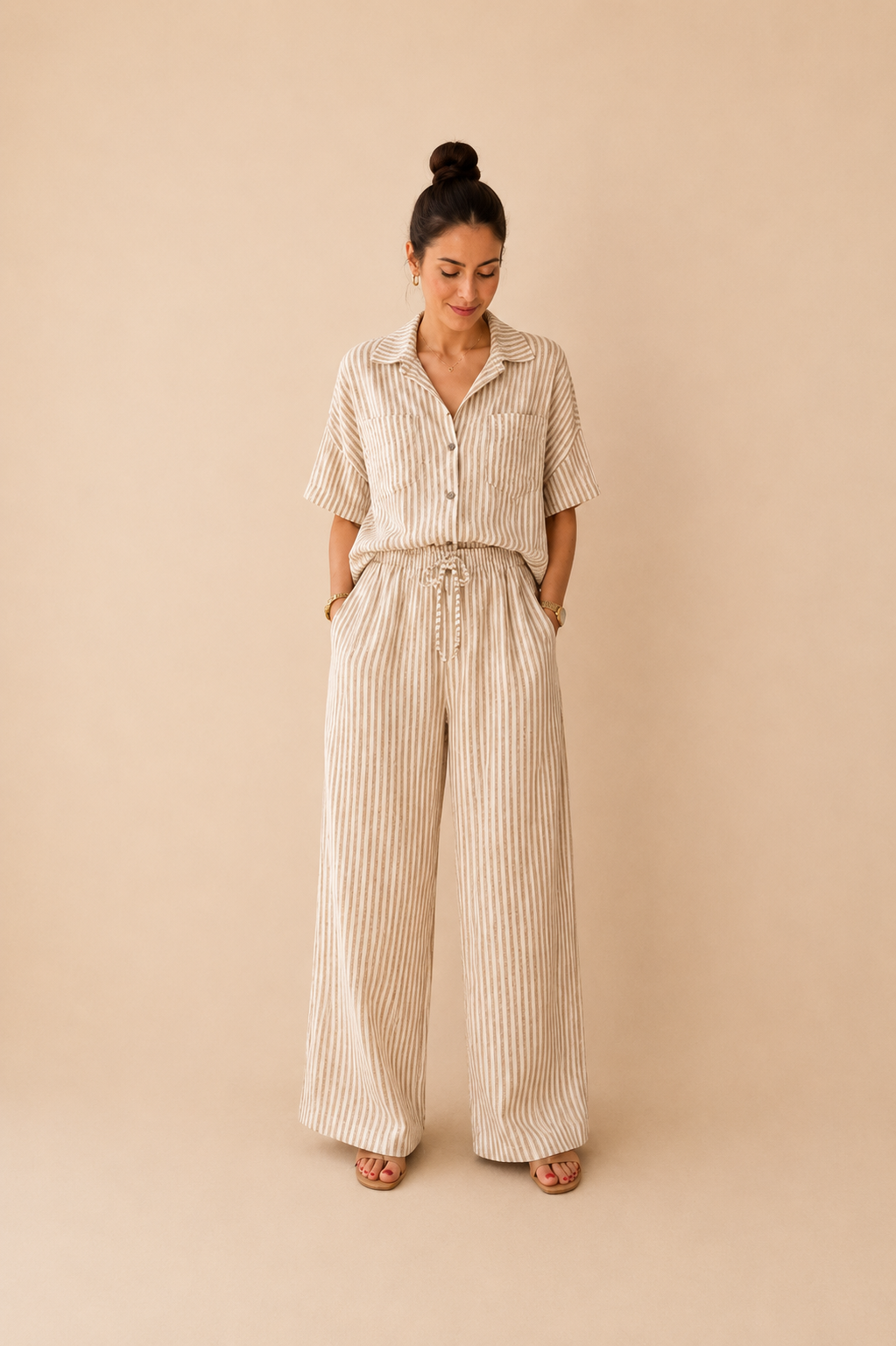 Modelo vistiendo el Conjunto Rayas Cotton beige: blusa oversize y pantalón suelto de algodón