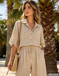 Modelo vistiendo el Conjunto Rayas Cotton beige: blusa oversize y pantalón suelto de algodón, look cómodo y favorecedor para el día a día

