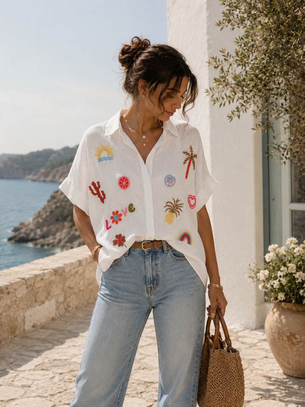 Modelo vistiendo la Camisa Bordada Summer de lino natural con bordados a mano, look verano