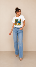 Modelo vistiendo la Camiseta Dolce Vita con estampado floral mediterráneo y mangas