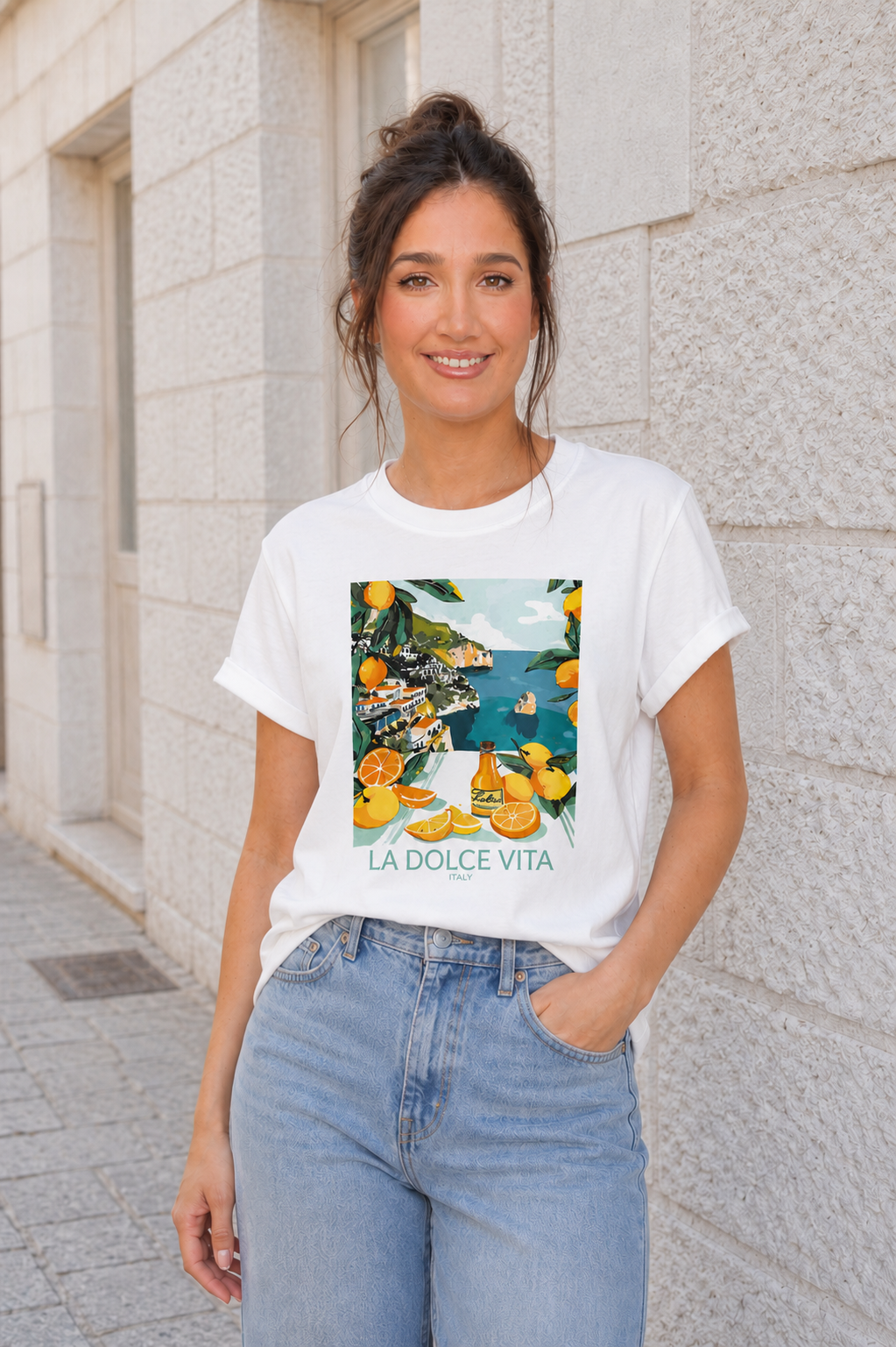 Modelo vistiendo la Camiseta Dolce Vita con estampado floral mediterráneo y mangas remangadas, look veraniego