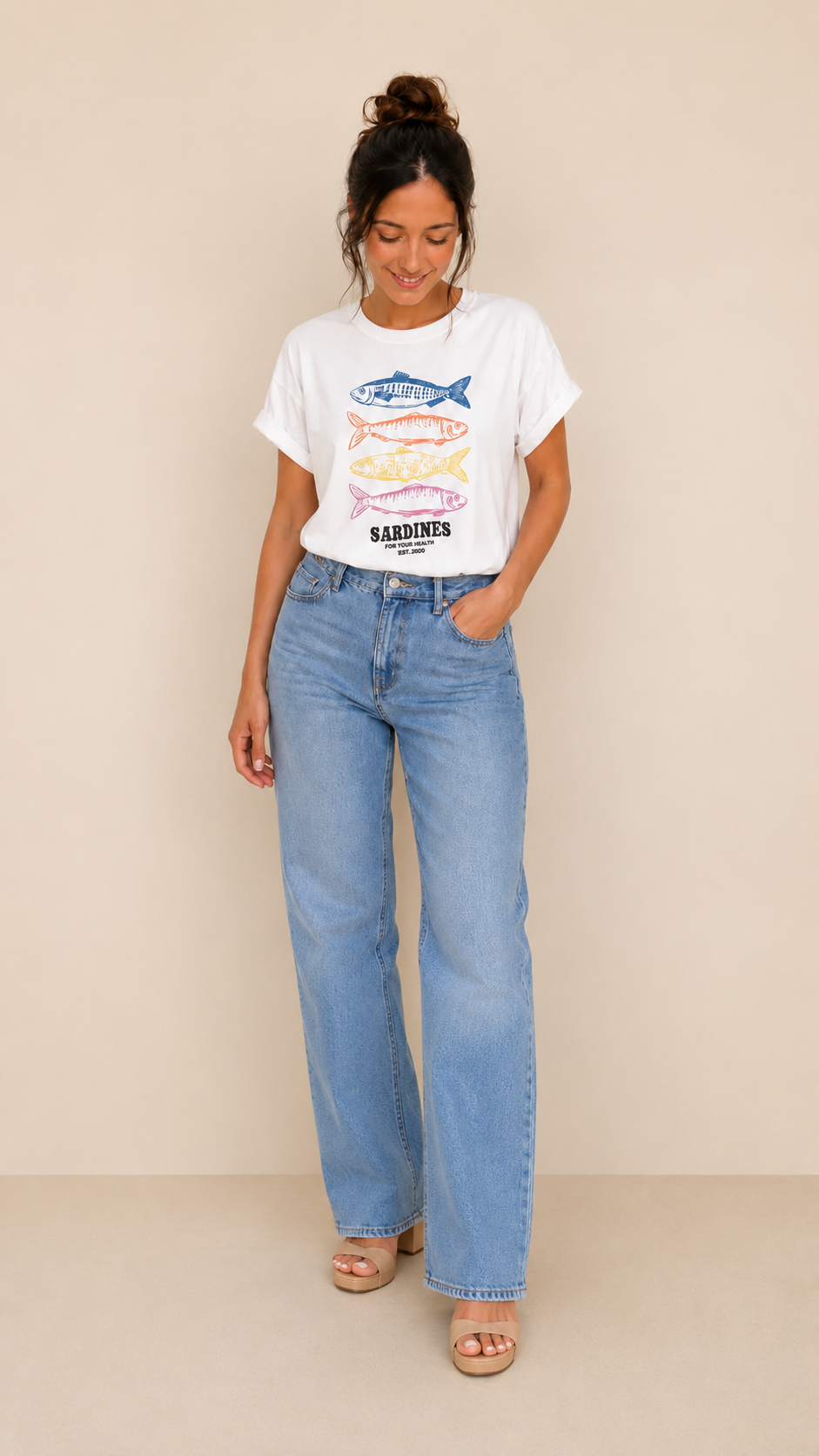 Modelo vistiendo la Camiseta Sardines con estampado de sardinas mediterráneo, look veraniego