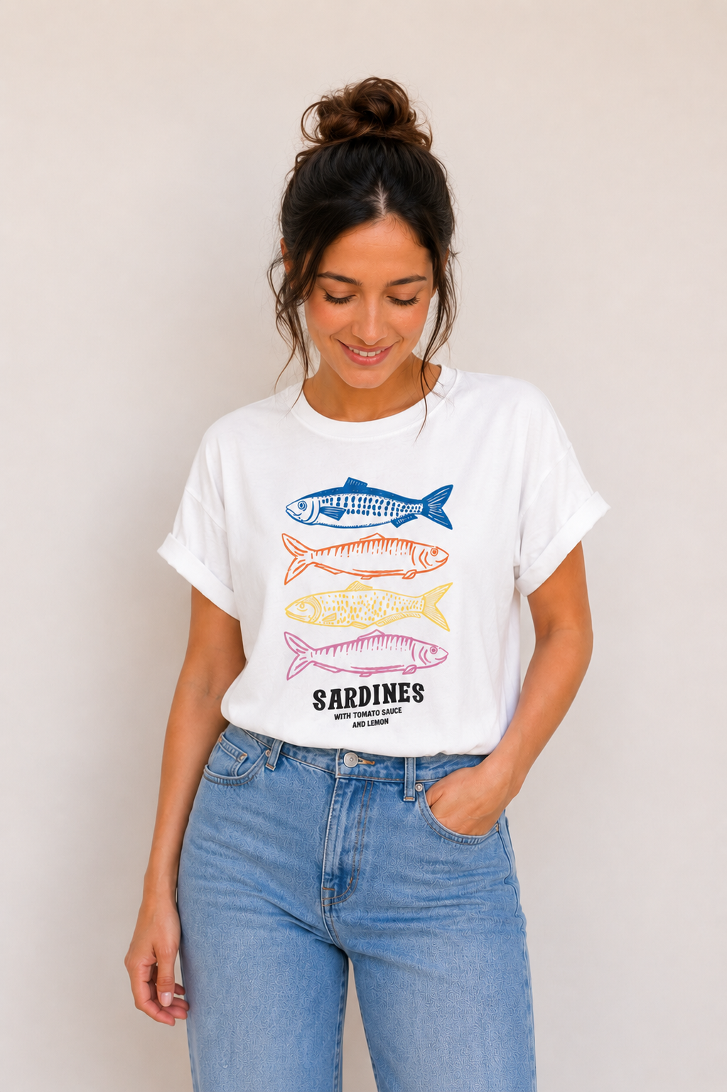 Modelo vistiendo la Camiseta Sardines con estampado de sardinas mediterráneo, look veraniego con mangas remangadas, talla única