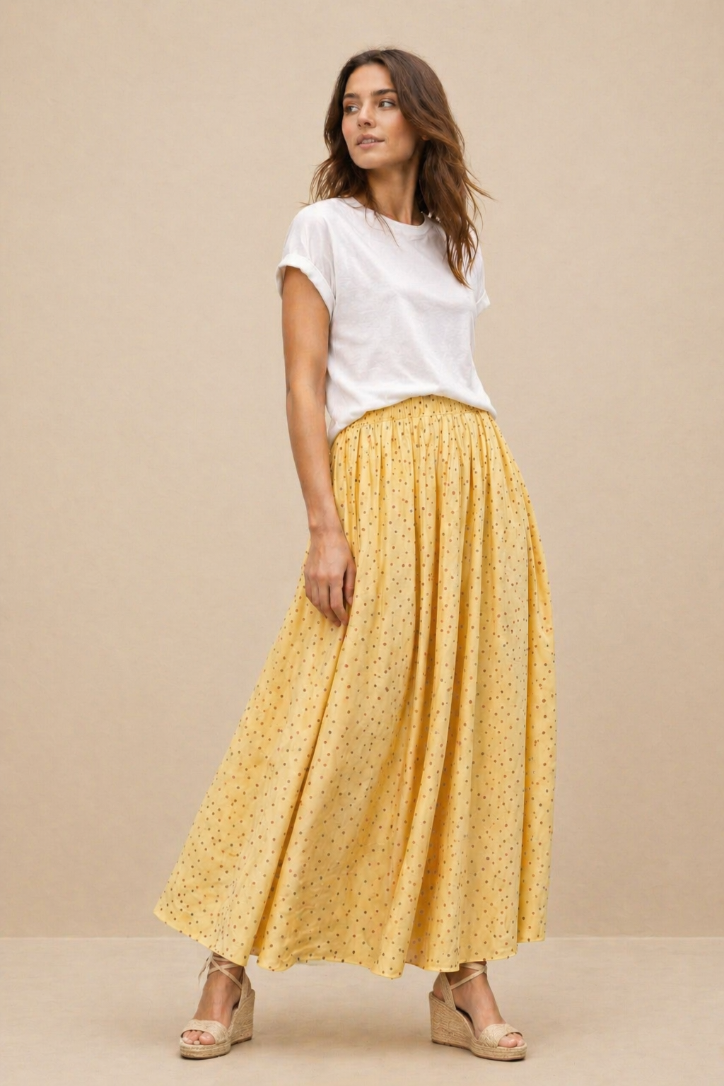 Modelo vistiendo la Falda Alma de lunares amarilla, look veraniego y femenino