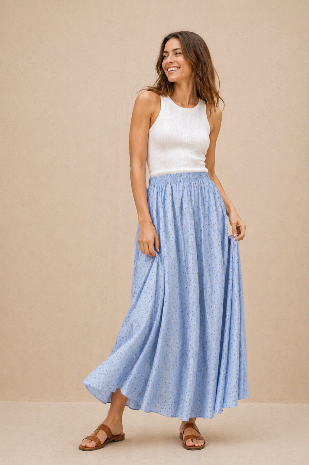 Modelo vistiendo la Falda Alma de lunares celeste, look veraniego y femenino

