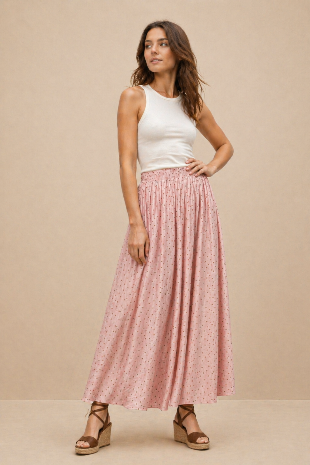 Modelo vistiendo la Falda Alma de lunares rosa, look veraniego y femenino
