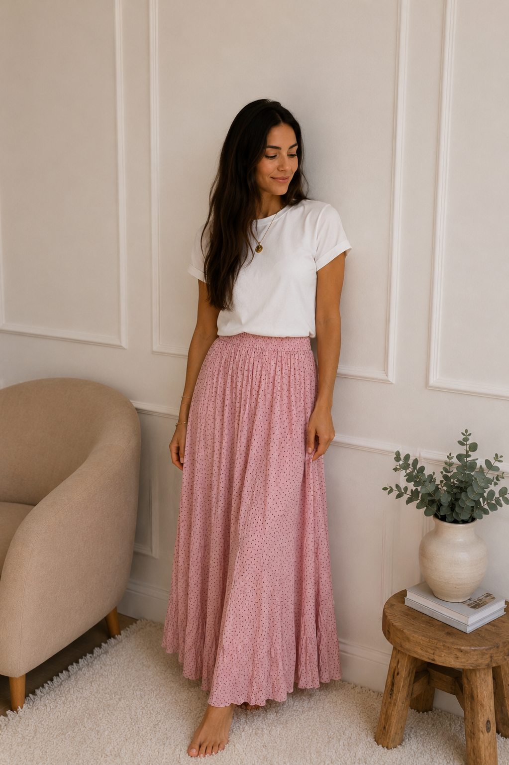 Modelo vistiendo la Falda Alma de lunares rosa, look veraniego y femenino
