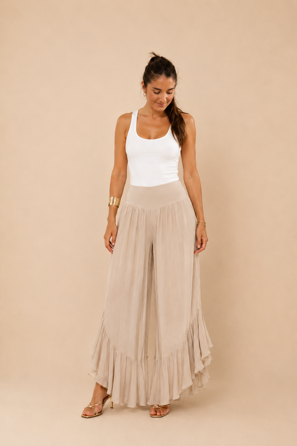 Modelo vistiendo pantalón de seda natural en rosa empolvado con cintura alta