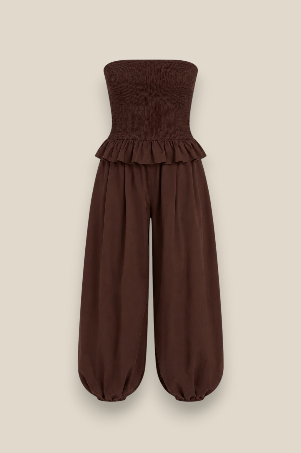 Mono Kenia marrón chocolate, top bandeau con fruncido elástico y pantalón harem abullonado