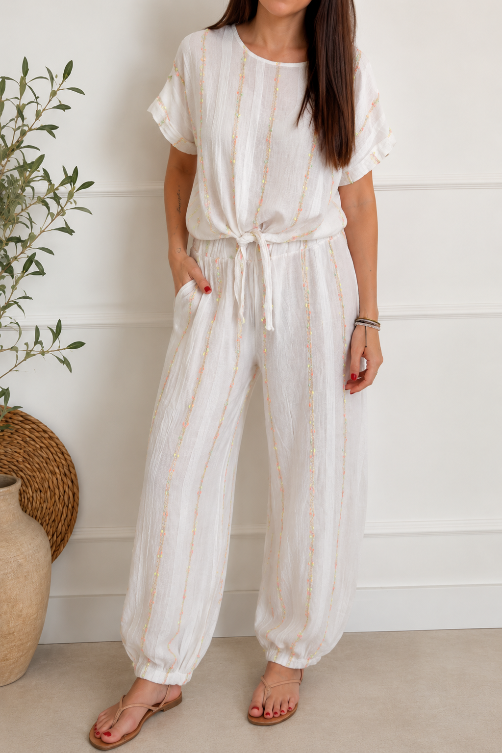 Mujer con conjunto lino Ibiza blanco bordado en flúor — look verano cómodo y especial — Quiérete Muxo By Esenzia