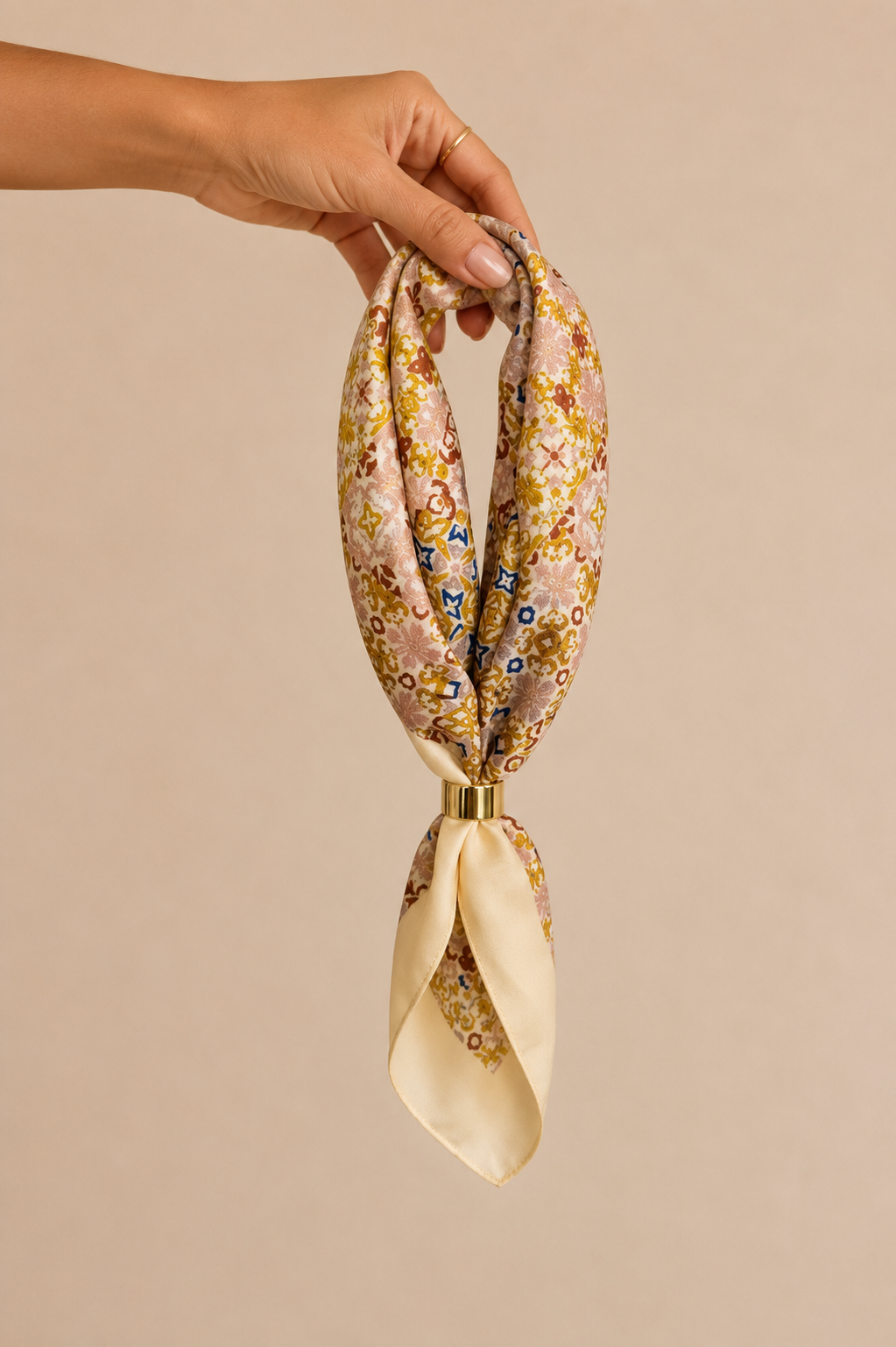 Pañuelo de seda amarillo para el cuello Quiérete, con estampado exclusivo
