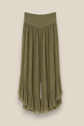 Pantalón de seda natural fluida con cintura alta elástica y acabado acampanado con volante verde kaki