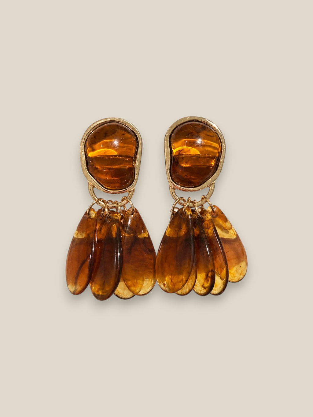 Pendientes Alba de acero inoxidable y resina natural con pétalos colgantes en tonos naturales marrones