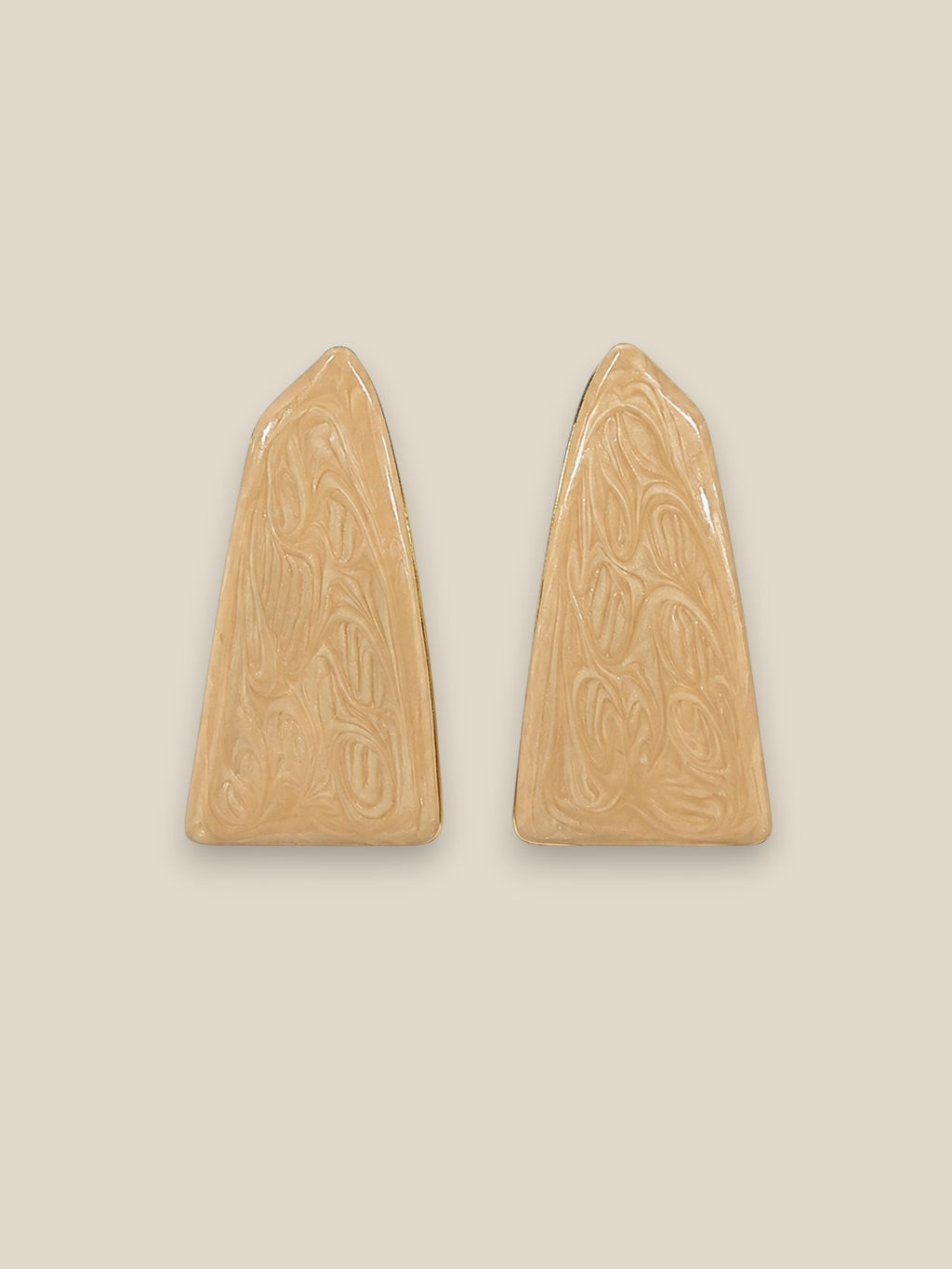 Pendientes Arena de acero inoxidable y resina natural marmolada en forma de obelisco, color arena cálido con borde dorado, sobre fondo beige