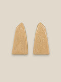 Pendientes Arena de acero inoxidable y resina natural marmolada en forma de obelisco, color arena cálido con borde dorado, sobre fondo beige