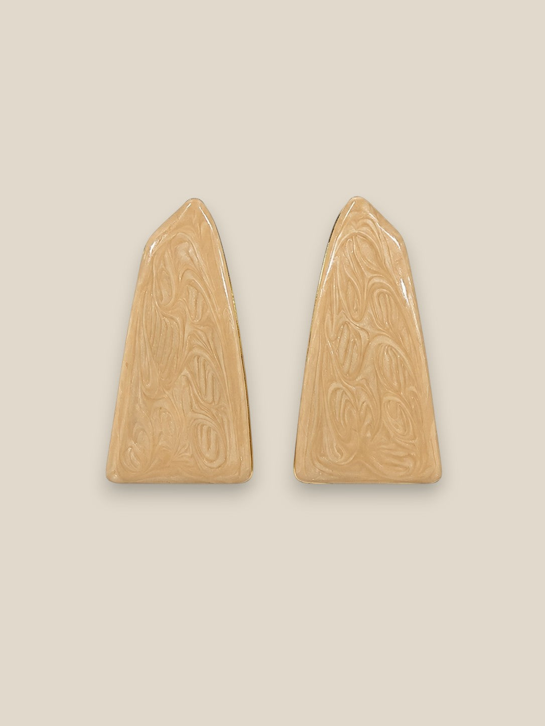 Pendientes Arena de acero inoxidable y resina natural marmolada en forma de obelisco, color arena cálido con borde dorado, sobre fondo beige