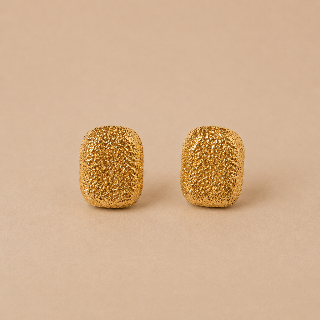 Pendientes cuadrados con textura bañados en oro 18k sobre acero inoxidable