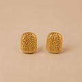Pendientes cuadrados con textura bañados en oro 18k sobre acero inoxidable