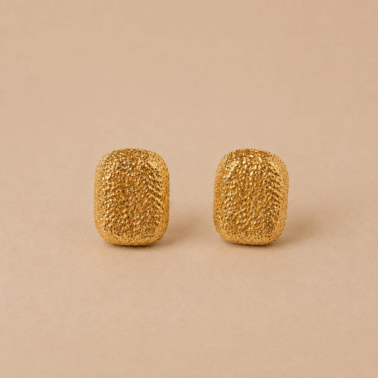 Pendientes cuadrados con textura bañados en oro 18k sobre acero inoxidable