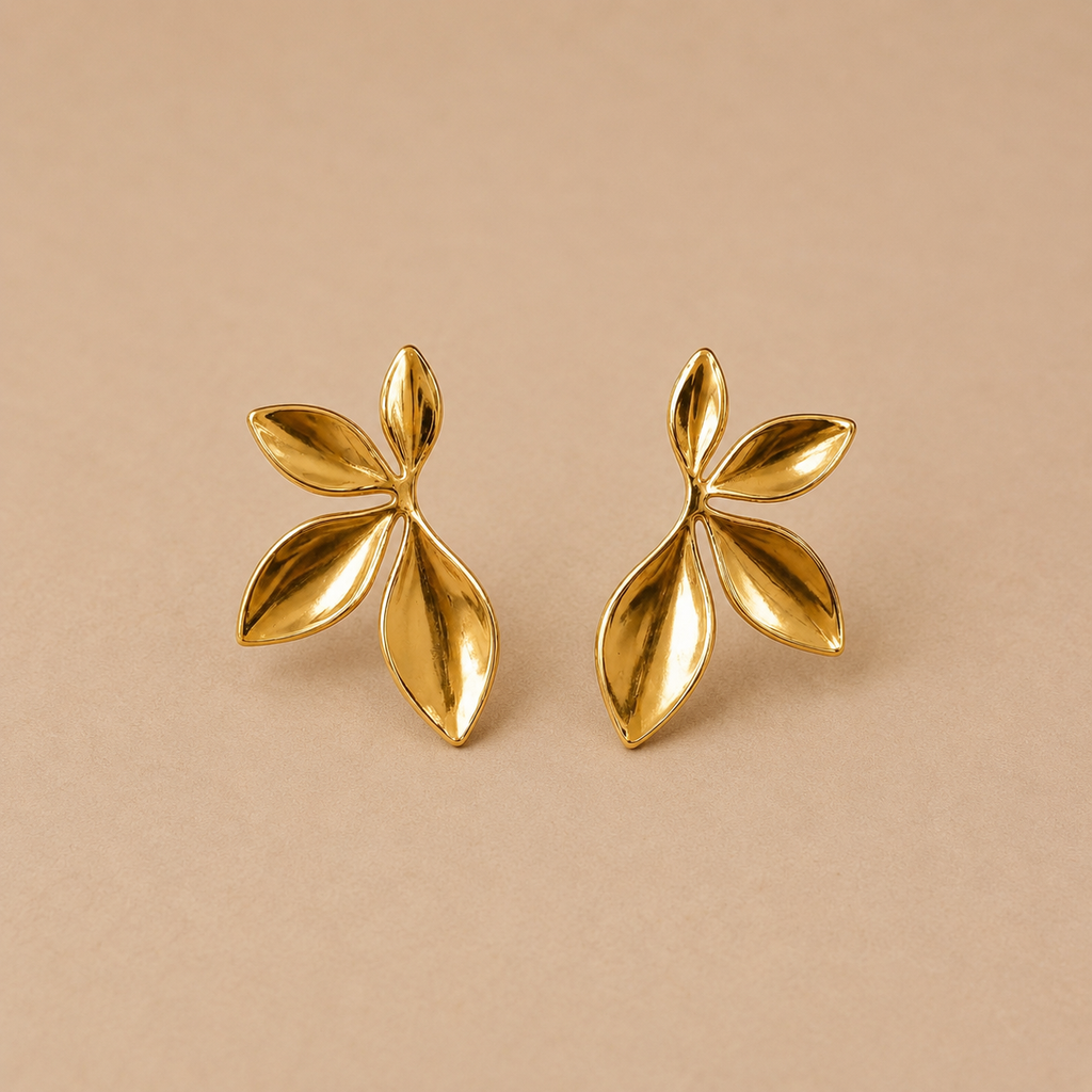 Pendientes tipo stud en forma de hoja floral bañados en oro 18k