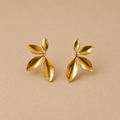 Pendientes tipo stud en forma de hoja floral bañados en oro 18k