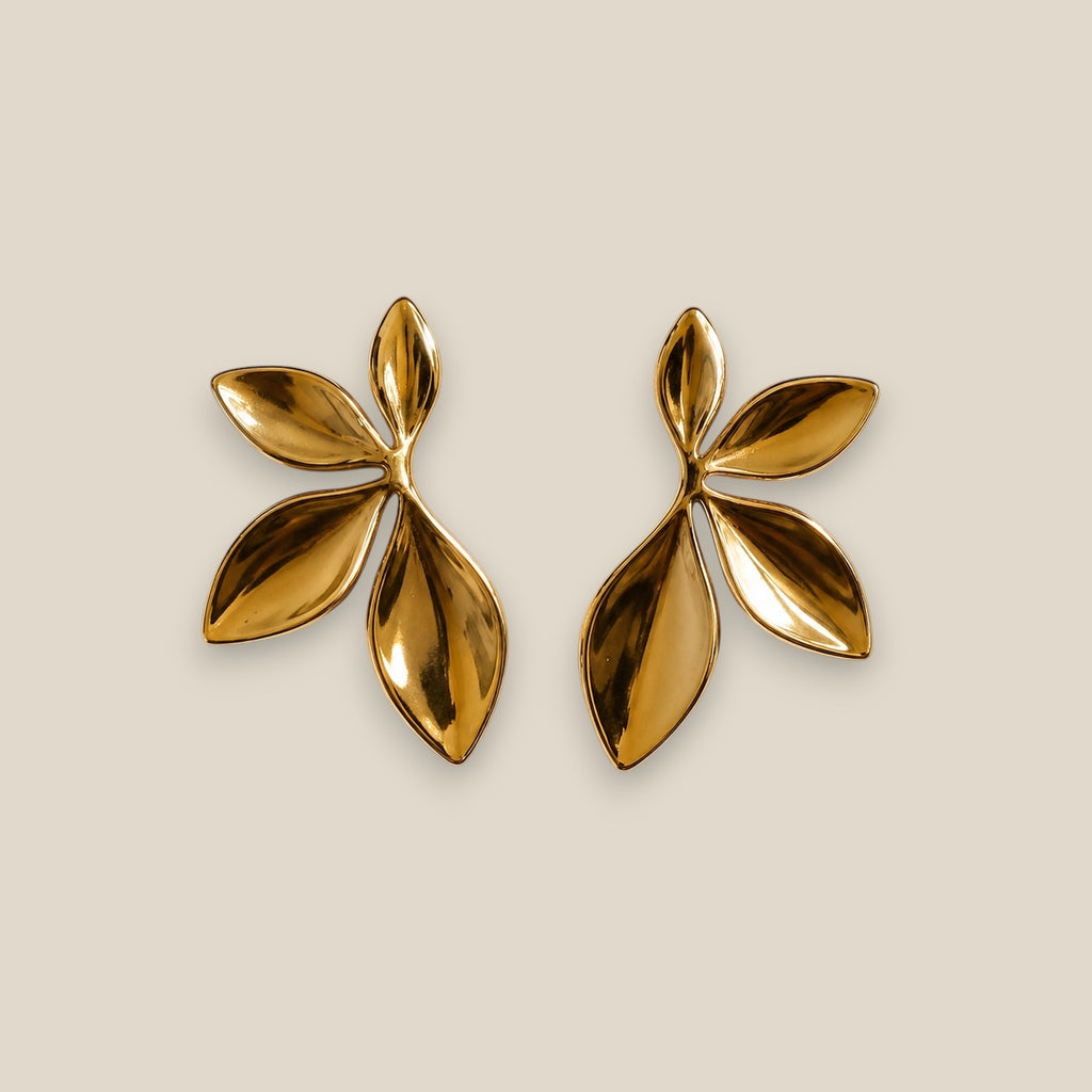 Pendientes tipo stud en forma de hoja floral bañados en oro 18k sobre acero inoxidable