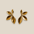 Pendientes tipo stud en forma de hoja floral bañados en oro 18k sobre acero inoxidable
